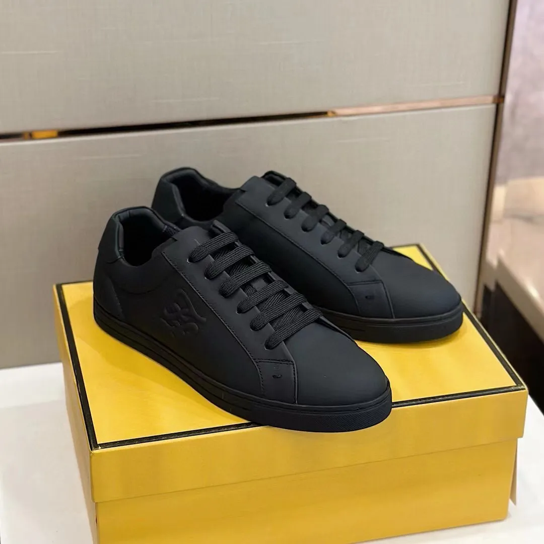 Factory price: 380💰 Fendi men's sports shoes - top version. In the corner, there is no limit to expression, highlighting the FF element cowhide to highlight personality, walking well! The brand letters are embossed with a cowhide label on the shoe mouth. Cowhide upper + cowhide stitching mesh lining + T men's men's shoes 💰U outsole Size: 38-44 (45 customized)